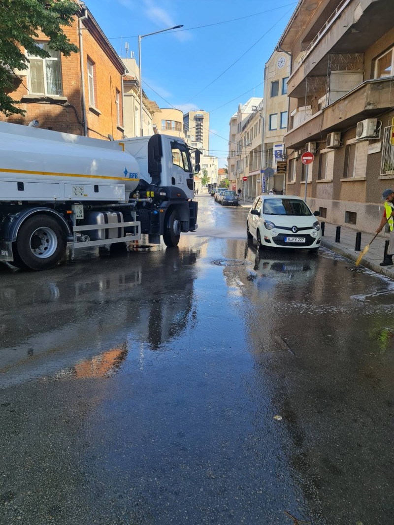 Започна миене на най-засегнатите от бурята улици и булеварди в Русе