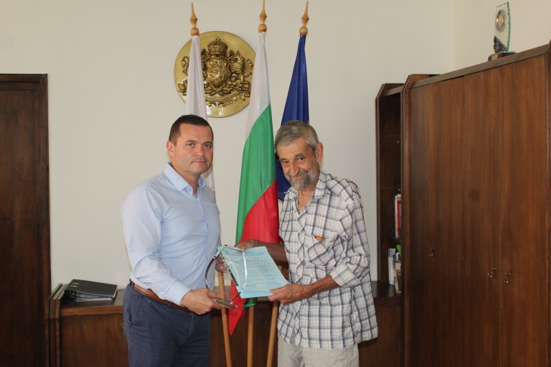 Дългогодишният съдия по водомоторен спорт Христо Басарболиев бе награден от кмета Пенчо Милков