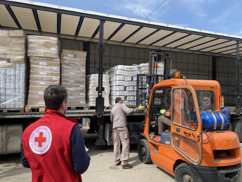 Червеният кръст раздава хранителни продукти на 12 500 души в област Русе