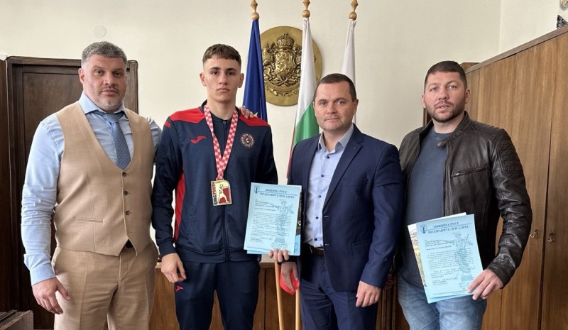 Кметът Пенчо Милков награди европейския шампион по бокс Викторио Илиев


